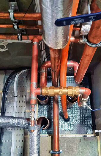 https://plumbercanningvale.com.au/uploads/2025/06/commercial-plumbing-390382.jpg