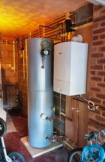 https://plumbercanningvale.com.au/uploads/2025/06/hot-water-684599.jpg
